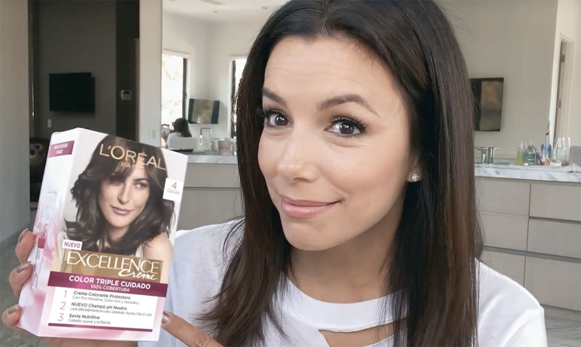 Si quieres saber cómo teñirte el pelo en casa, tan fácil como seguir al dedillo las indicaciones marcadas en la caja del tinte. ¡Así lo hace Eva Longoria!